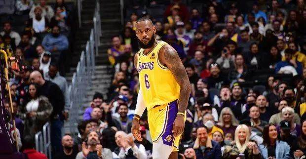 【观点】灾难表现葬送胜利 38岁的詹姆斯，该放权了！